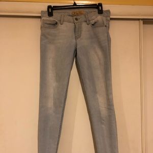Guess skinny low rise light wash jeans. Size 27